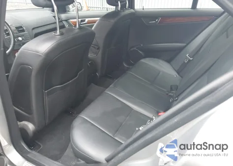 2011 Mercedes-Benz C 300 Sport 4Matic z USA, uszkodzony, nr VIN WDDGF8BB7BF652338